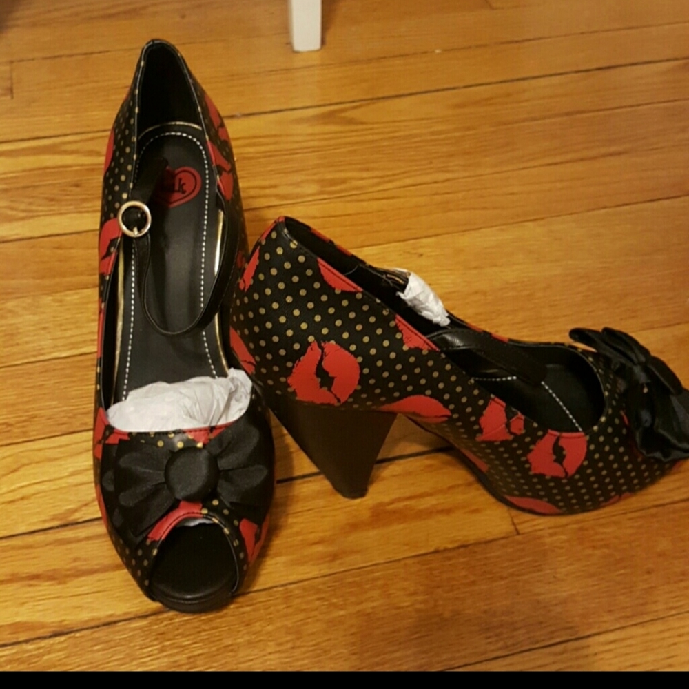 Black and Gold "Kissy Lips" Heels. Bow on toe.